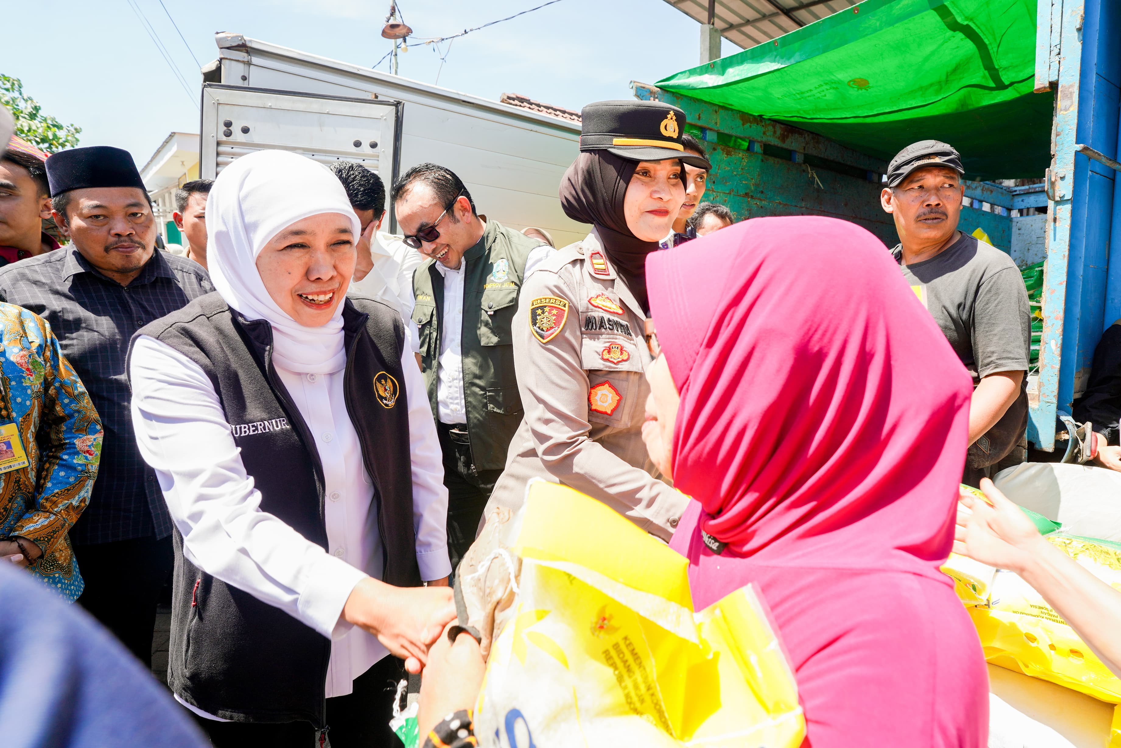 Warga Serbu Pasar Murah di Sidoarjo, Khofifah Jamin Stok Bapok Aman-Terjangkau