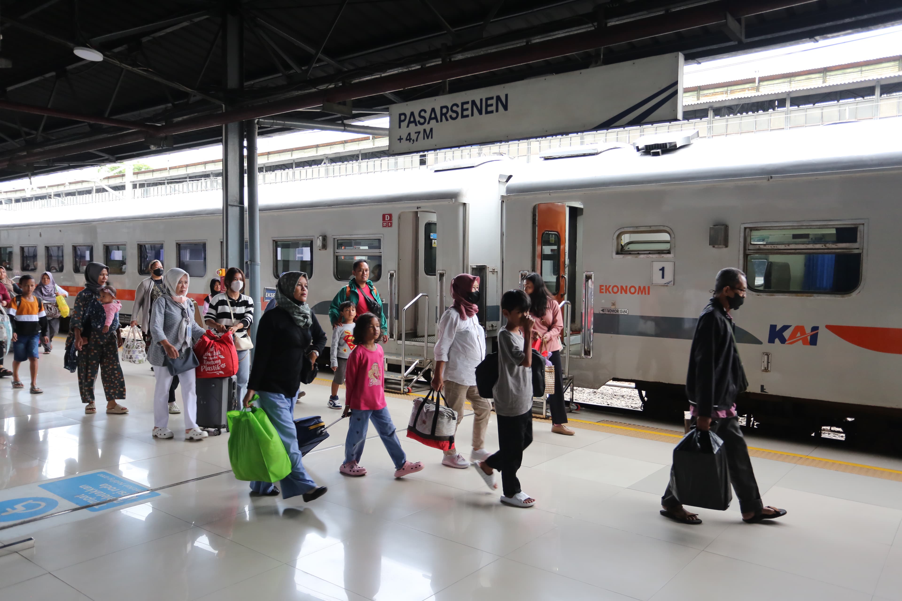 Lonjakan Penumpang KA pada Libur Sekolah Naik 21,5 Persen Dibanding Tahun Lalu