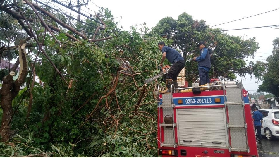 Dua Orang Meninggal Dunia Setelah Angin Kencang Landa Pandeglang