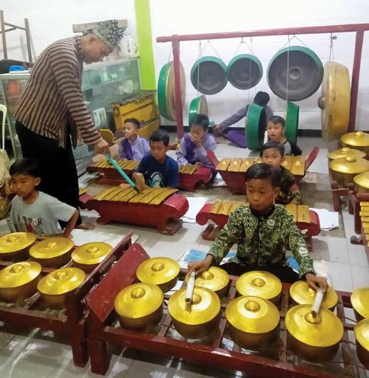 Dengan Sanggar Karno Laras, Bedjo Santoso Gratiskan Anak-anak Dusun yang Mau Mencintai Budaya