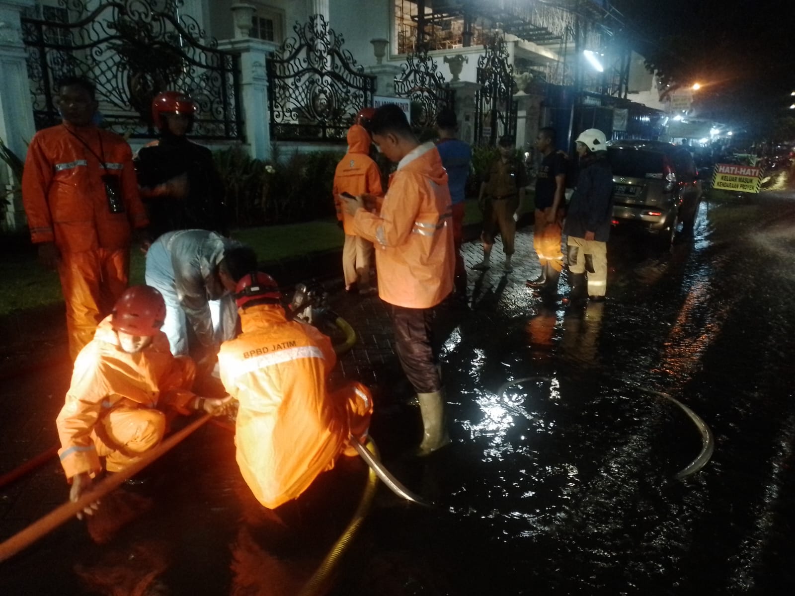 20 Armada PMK Dikerahkan Sedot Banjir di Surabaya