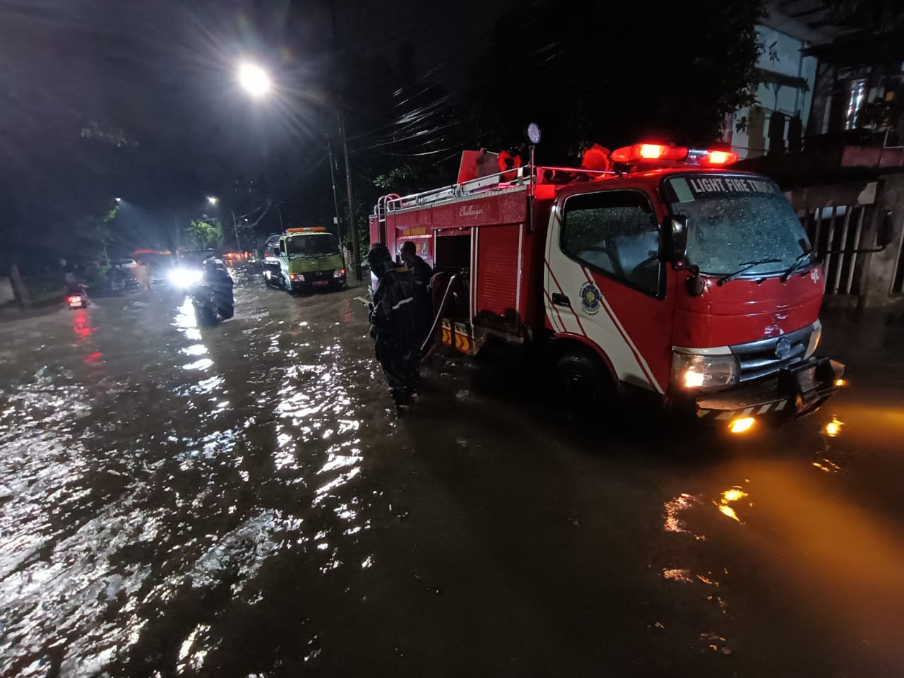 Surabaya Dilanda Banjir, 25 Armada Damkar Dikerahkan Sedot Genangan