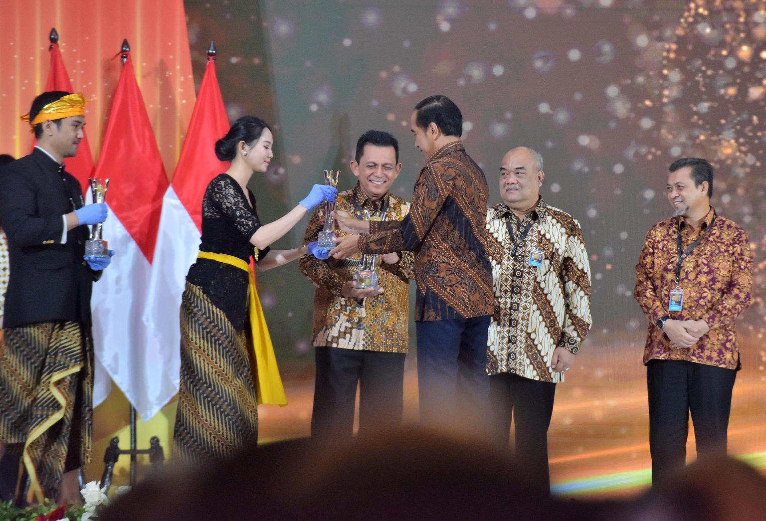 Jokowi Berikan 16 kategori Penghargaan Penanganan COVID-19 