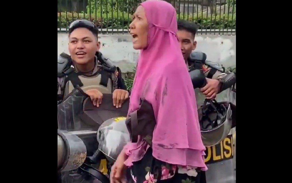 Terungkap! Ibu Berjilbab Pink yang Jadi Simbol Gerakan 17+8 Ternyata Berkebutuhan Khusus