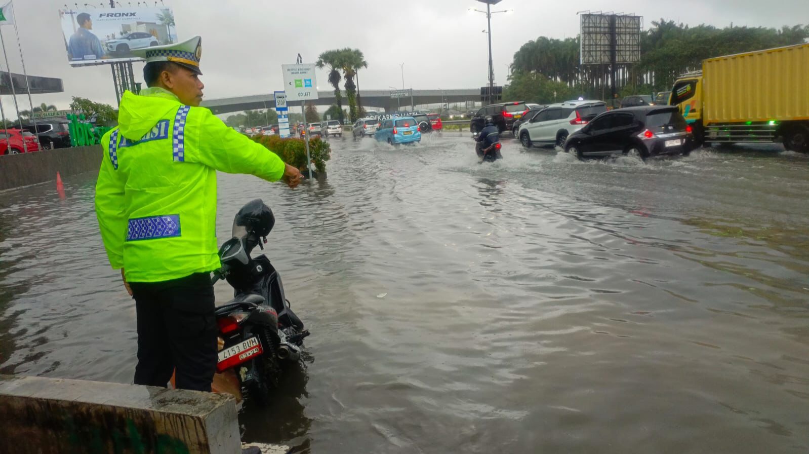 Akses ke Bandara Soetta Terendam Banjir hingga 20 Cm, Termasuk di Jalur Soewarna Arah Cargo