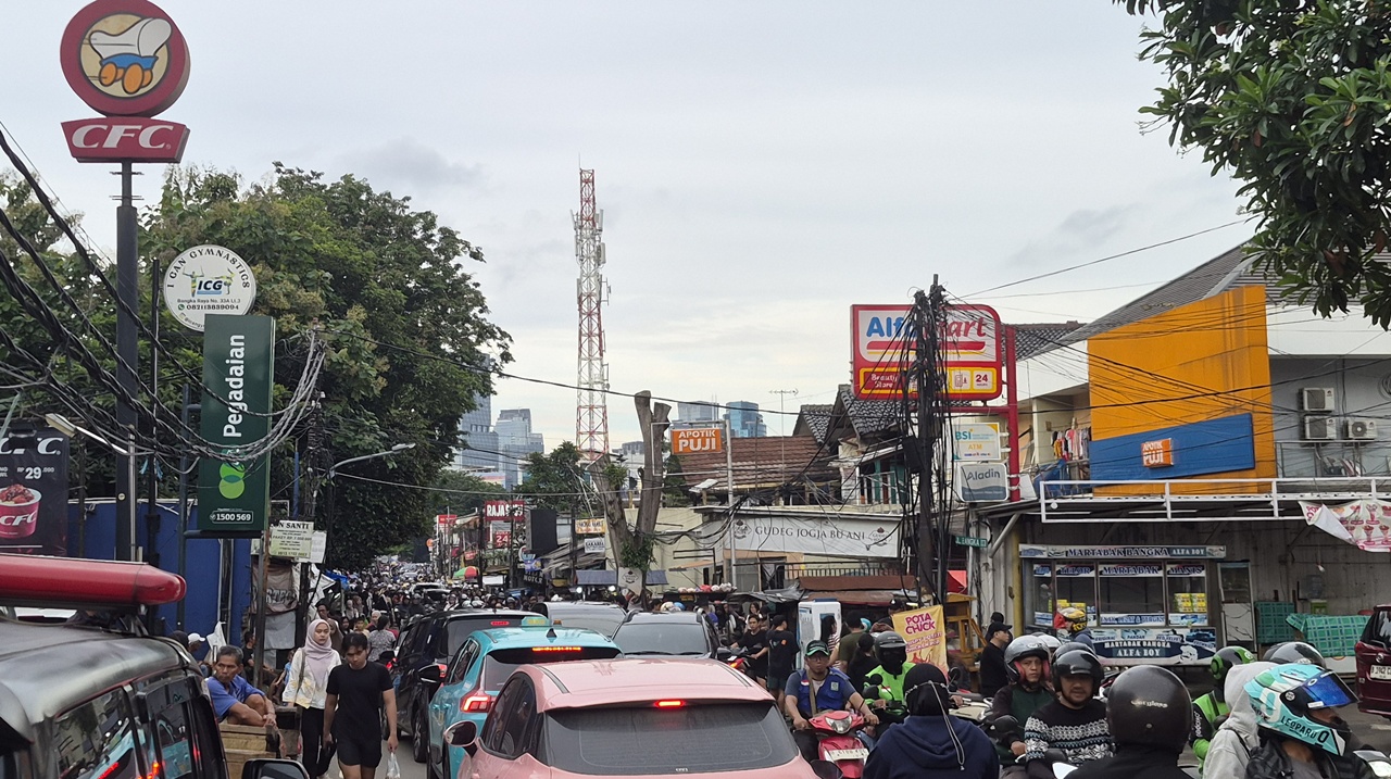 Jalanan Padat! Warga Serbu Sentra Takjil di Bangka Kemang Saat Awal Puasa