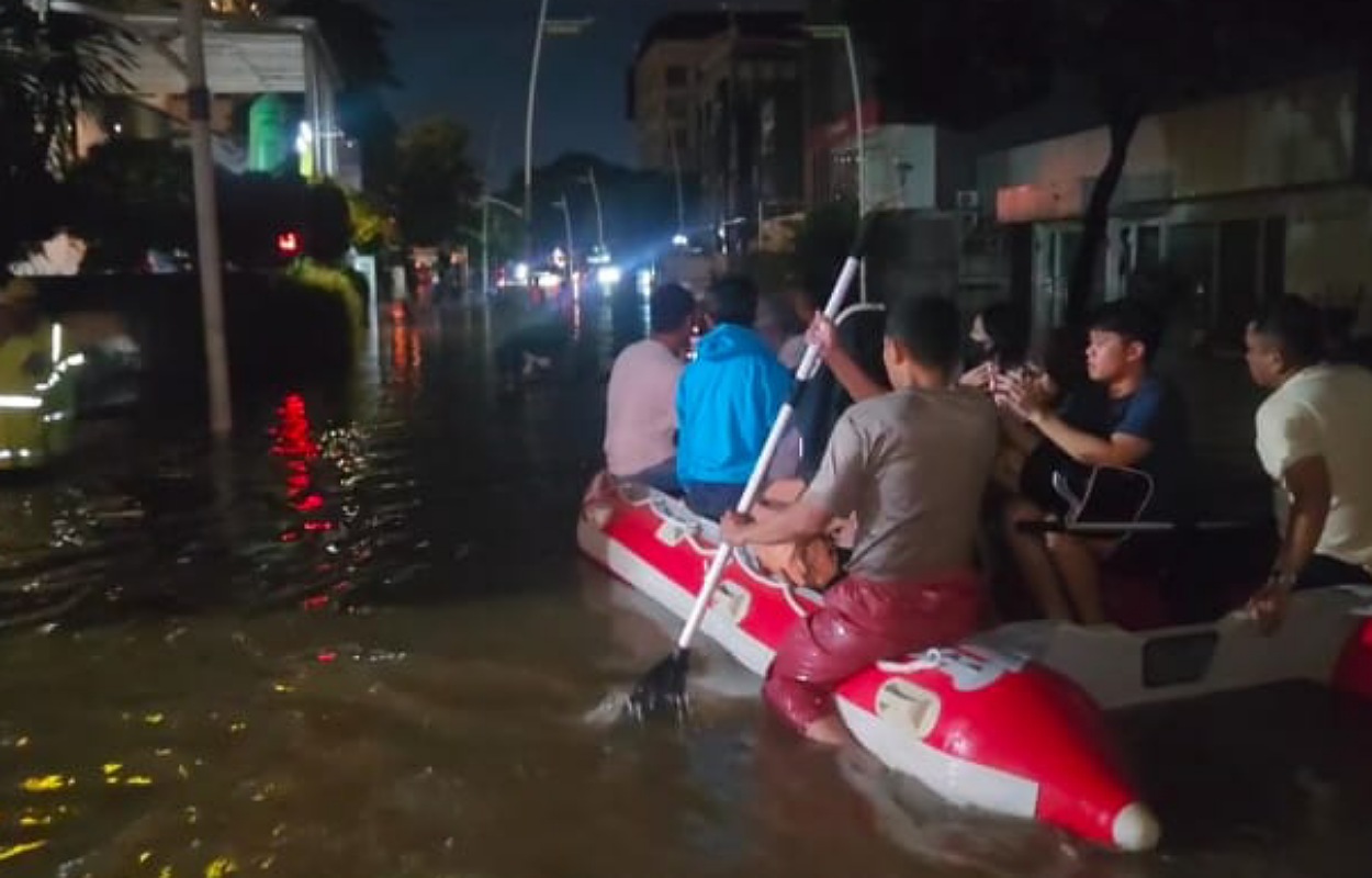 Saat Kemang Lumpuh Akibat Luapan Kali Krukut