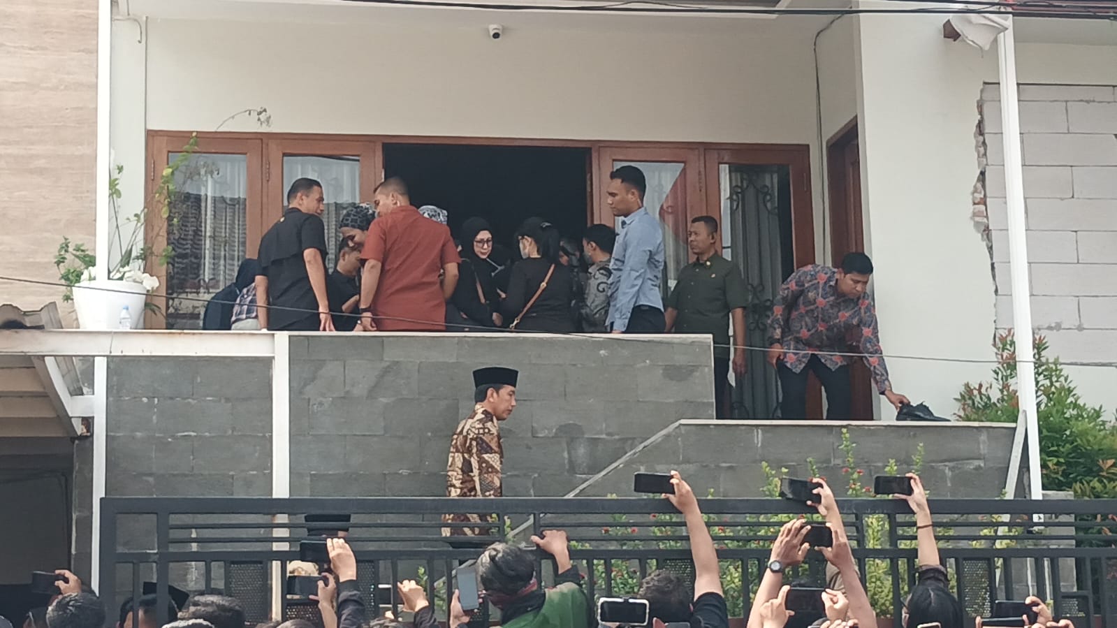Presiden Jokowi Bersama Gibran Melayat ke Rumah Duka Almarhum Hamzah Haz