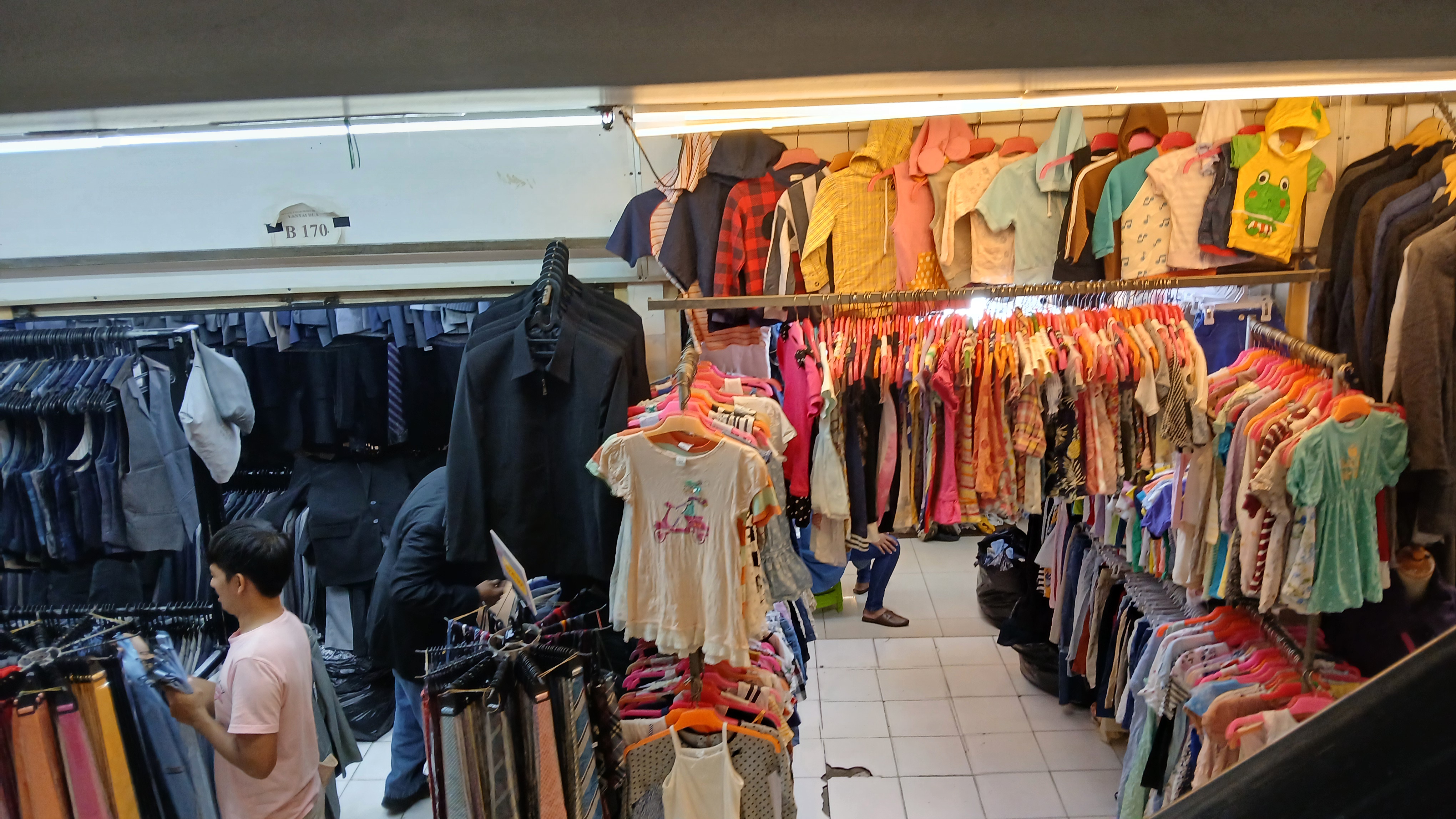 Harga Baju Thrifting Pasar Senen Murahnya Kebangetan, 50K Sudah Bisa Borong