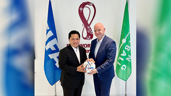 Erick Thohir Serahkan Surat Khusus Presiden Jokowi ke Presiden FIFA, Bahas Sepakbola Indonesia