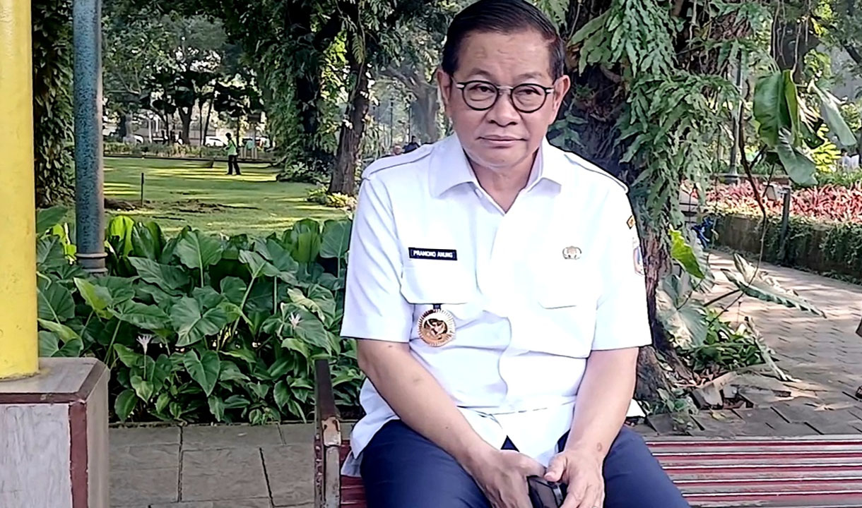 Momen Pramono Menunggu Bus Transjakarta di Halte Tamsur, Taat Aturan Wajib Naik Transportasi Umum