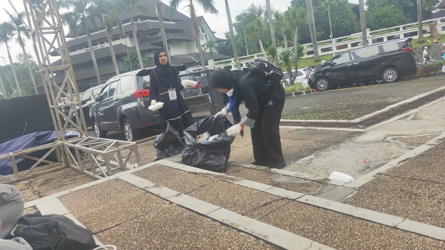 Reuni 212, Jemaah Bersihkan Sampah Berserakan Tanpa Disuruh