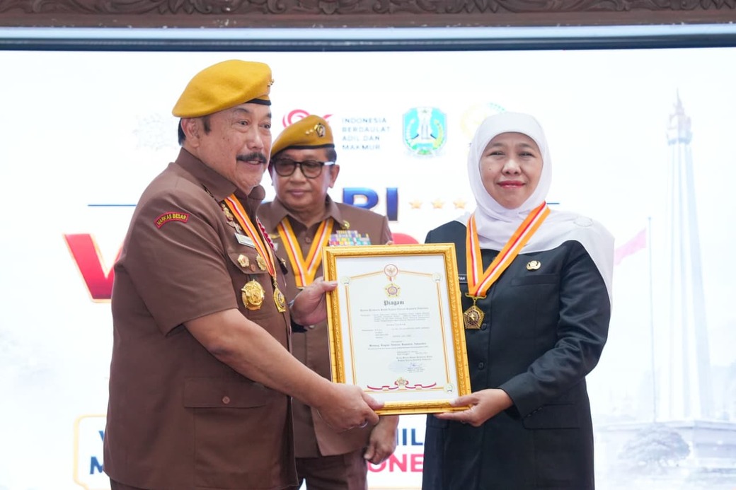 Khofifah Terima Bintang LVRI, Perjuangan Kini Melawan Hoaks dan Kemiskinan