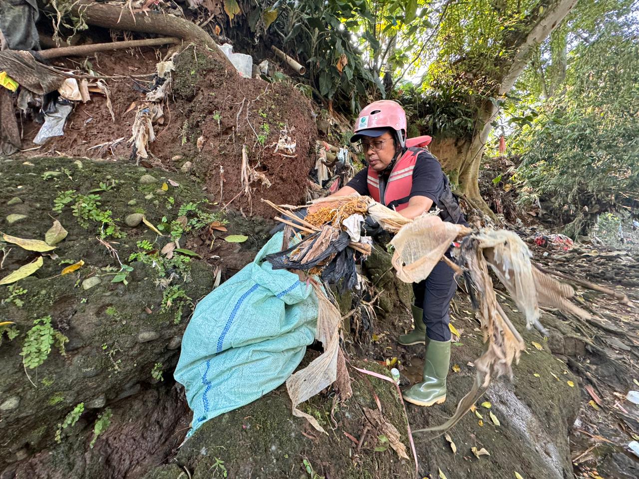 Volunteer PLN Beraksi Bersih-bersih Sungai Ciliwung, 600 Kg Sampah Diangkut