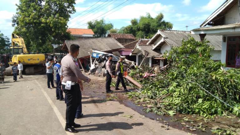 Ugal-ugalan, Truk Sasak Belasan Rumah