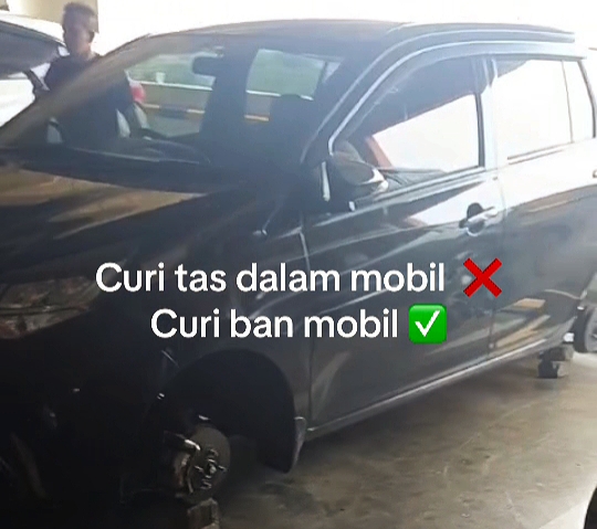 Viral! 3 Ban Mobil Hilang di Parkiran Pusat Perbelanjaan Cempaka Mas dalam 20 Menit