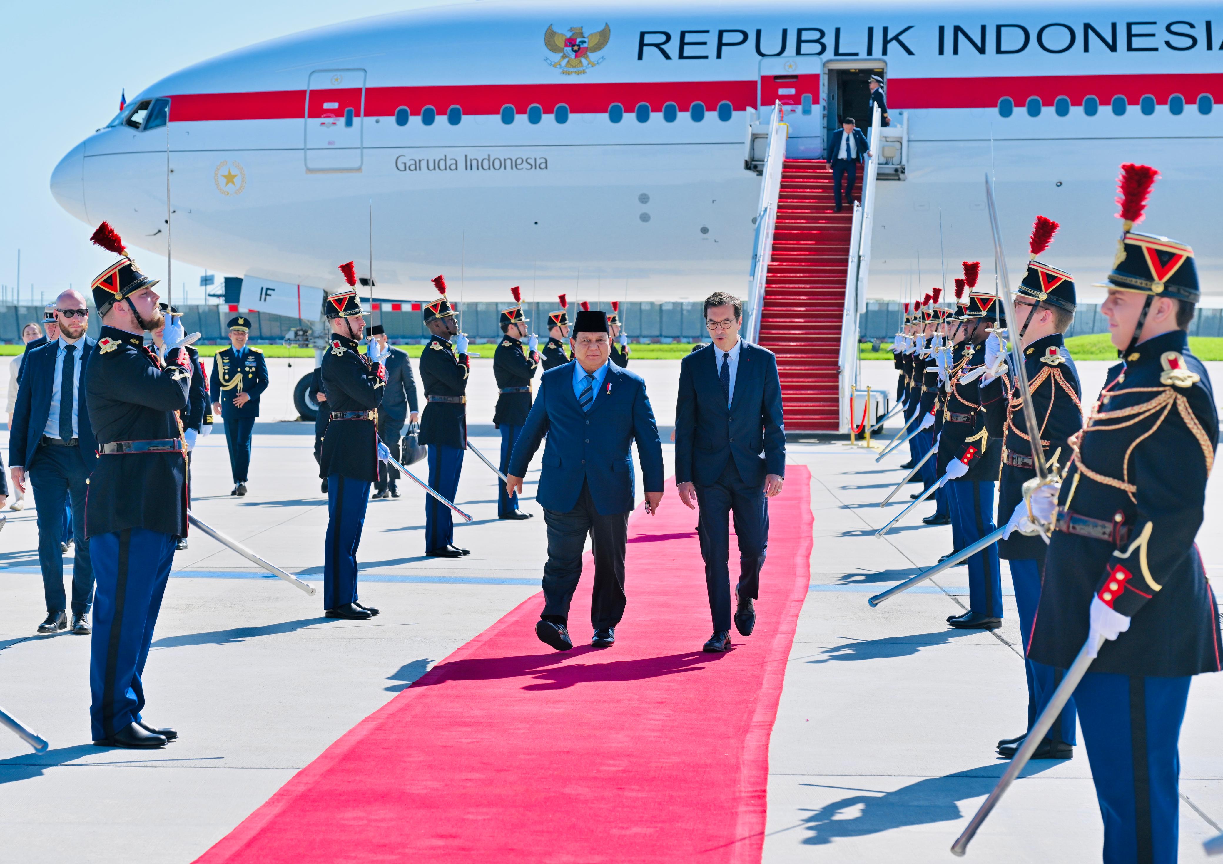 Presiden Berangkat Kunker ke Prancis, Salat Iduladha di Paris 