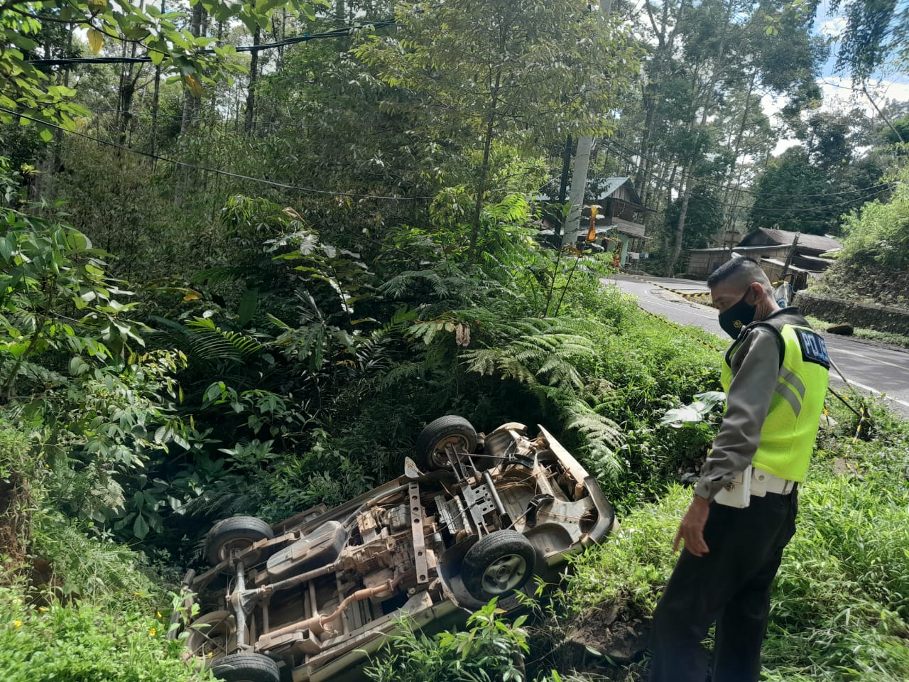 Senggolan dengan Mobil Tangki, Daihatsu Espass Masuk Jurang