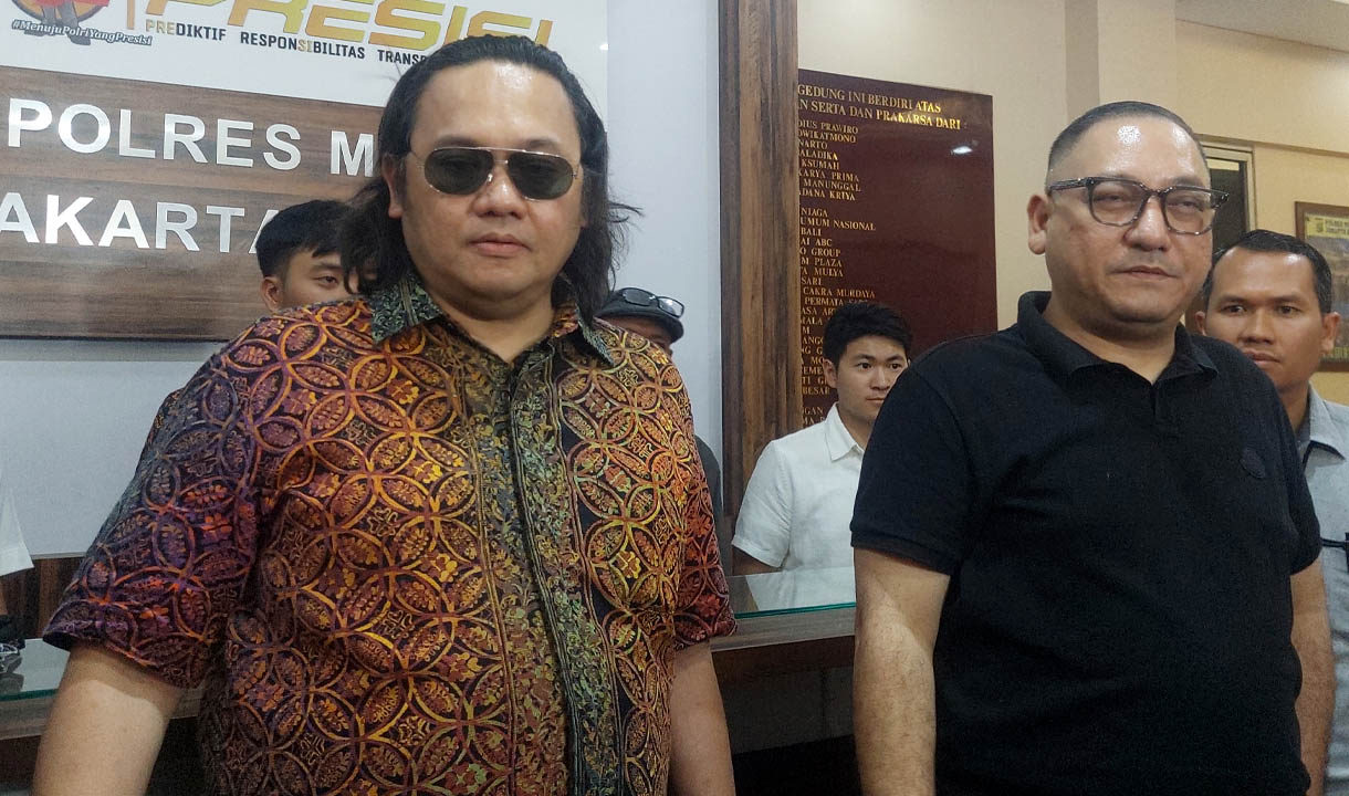 Tanggapan Santai Farhat Abbas Dituduh Tilep Uang Rp 55 Miliar oleh Kelompok UMKM: Tinggal Lapor Polisi Susah Amat! 