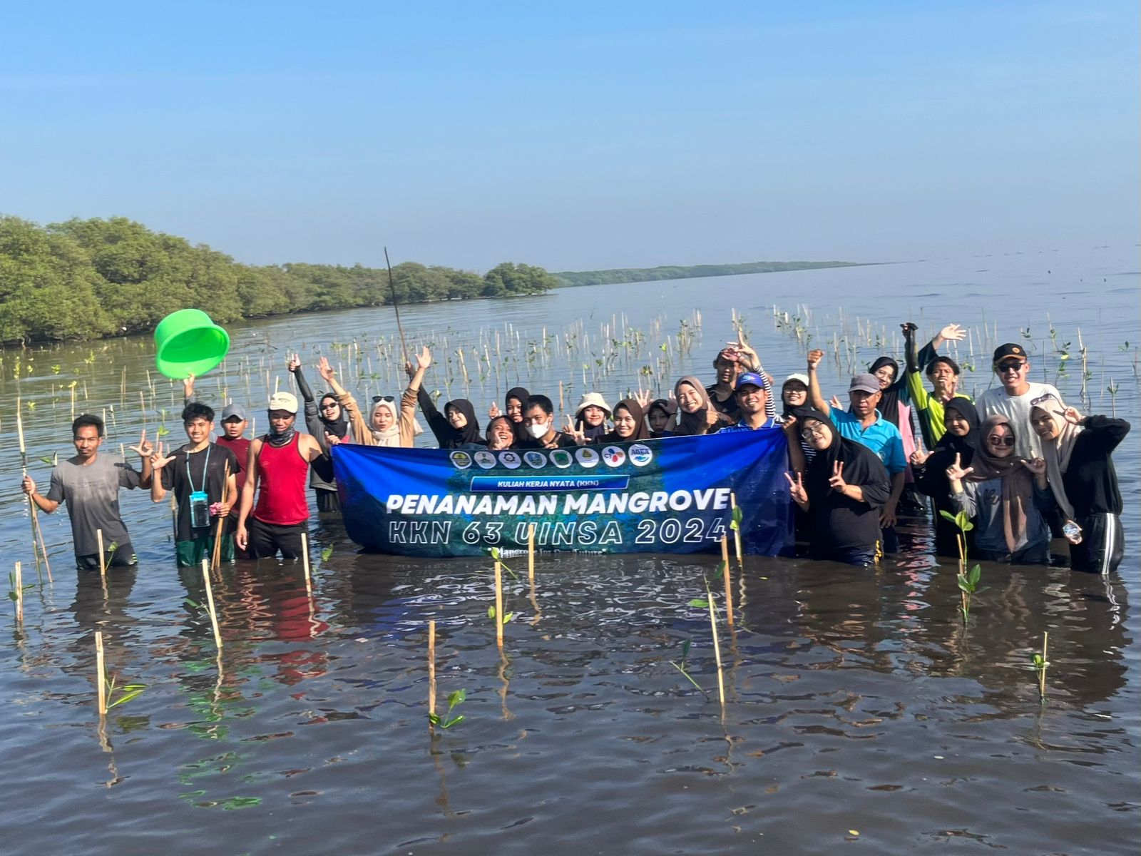 Jalankan Program Mangrove for Our Future, KKN 63 UINSA Hidupkan Laut Jarangan dengan 750 Bibit 