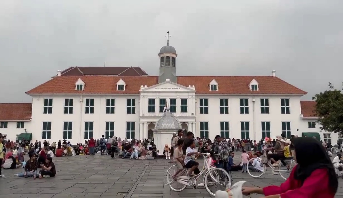 Libur Natal 2025: Kota Tua Diselimuti Awan Mendung, Pengunjung Tetap Membludak!