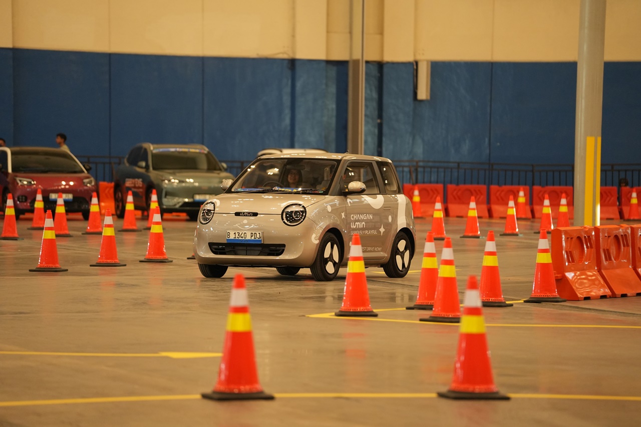 Gak Panas-panasan, Tes Drive Mobil Listrik di GJAW 2025 ada di Area Indoor