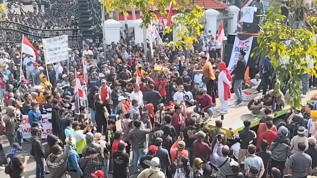 REVOLUSI Dimulai dari Pati, Ratusan Ribu Massa Tuntut Bupati Sudewo Mundur: Bikin Panggung Rakyat Pakai Truk Trailer