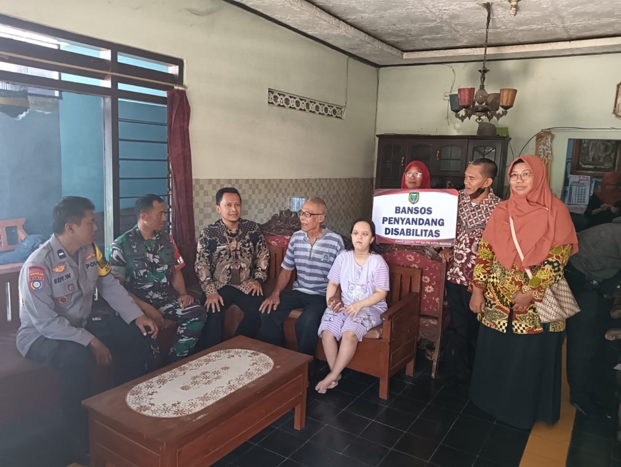 Anugerah Patriot Jawi Wetan II 2024: Kelurahan Kanigoro Salurkan Bansos Kepada Penyandang Disabilitas