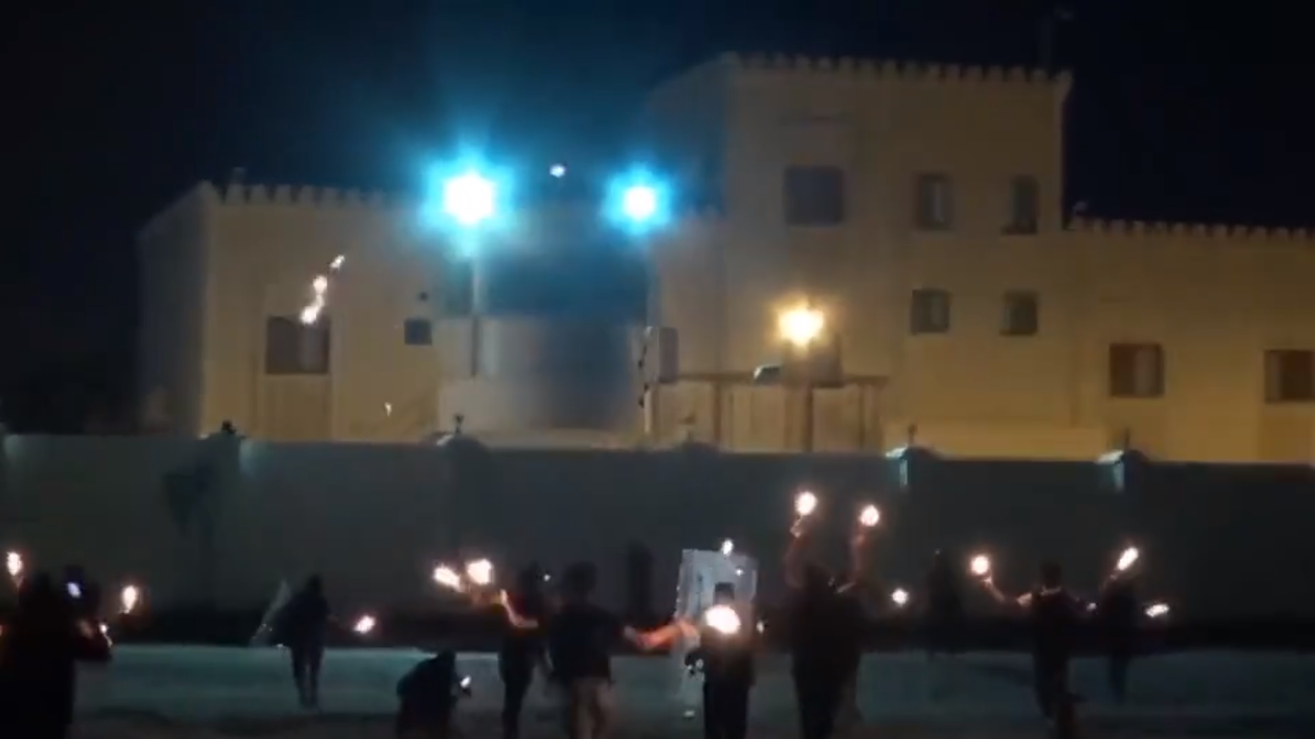 Bela Palestina, Warga Bahrain Lempari Gedung Kedutaan Israel dengan Bom Molotov