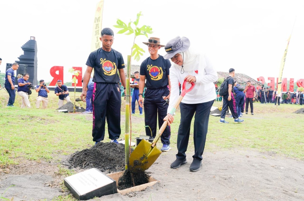 Hadiri Inagurasi Pasmar 2, Gubernur Khofifah Tanam 1.000 Pohon Bersama TNI AL