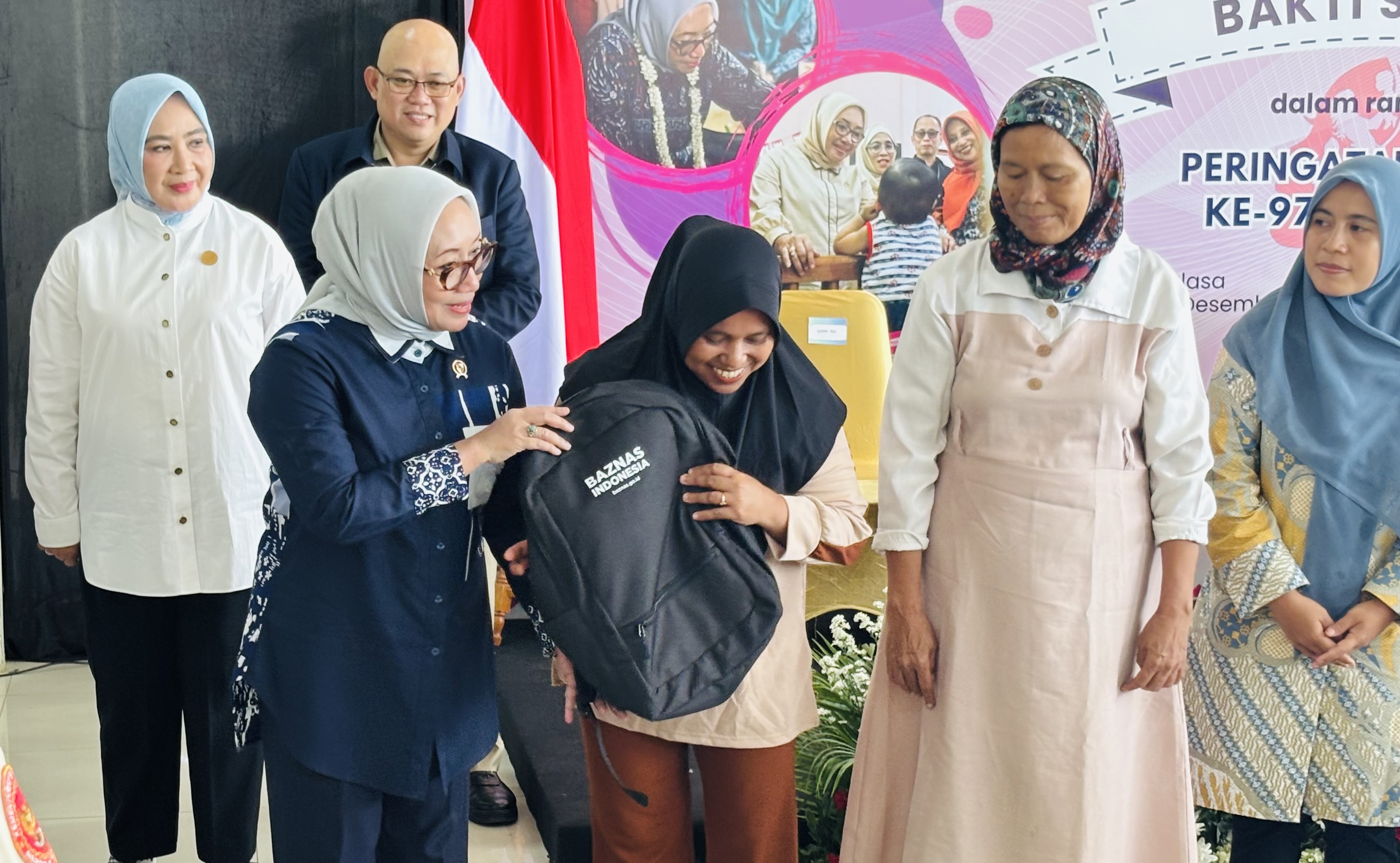 Menteri PPPA Soroti Pengupas Kerang, Gelar Aksi Sosial di Muara Angke