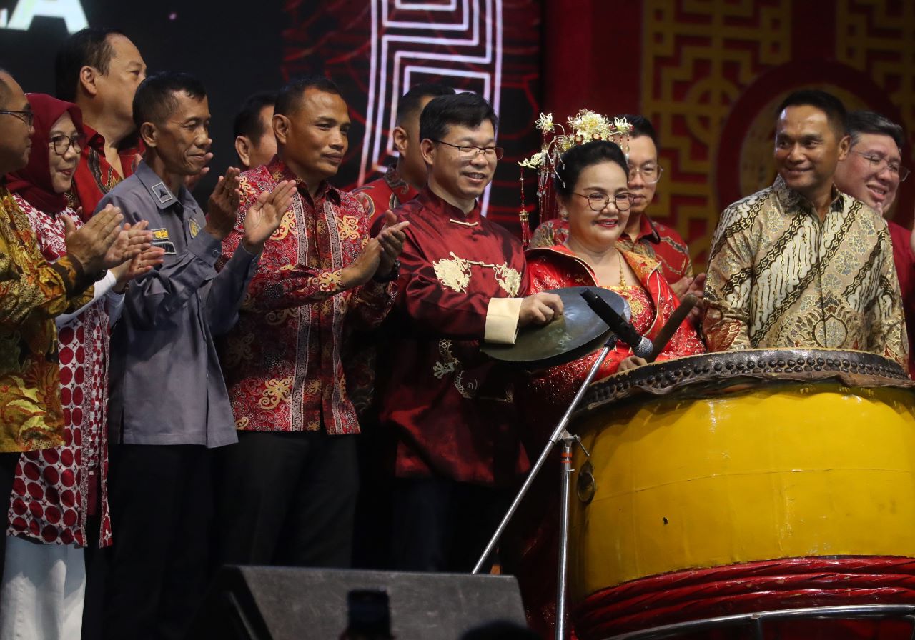 Sambut Imlek Tahun Kuda Api di Kelenteng Sam Poo Kong, Konjen Tiongkok Ye Su Bikin Shufa 