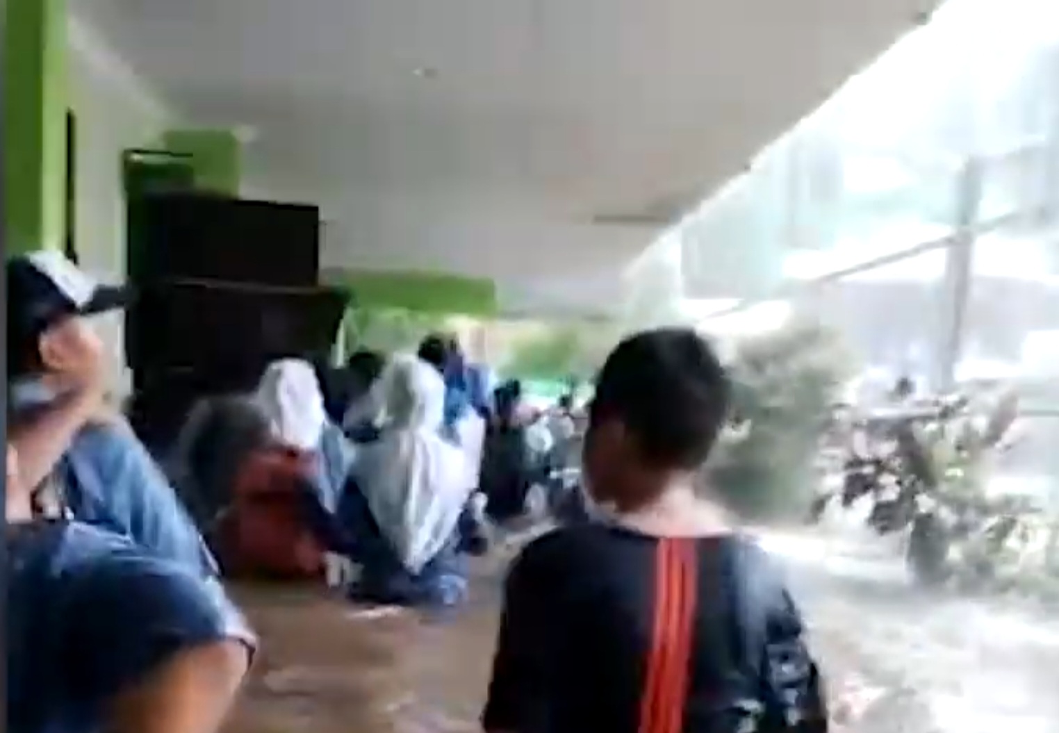Sebelum Olah TKP, Polisi Amankan Sejumlah Aset Berharga MTsN 19 Jakarta Pasca Tragedi Tembok Roboh