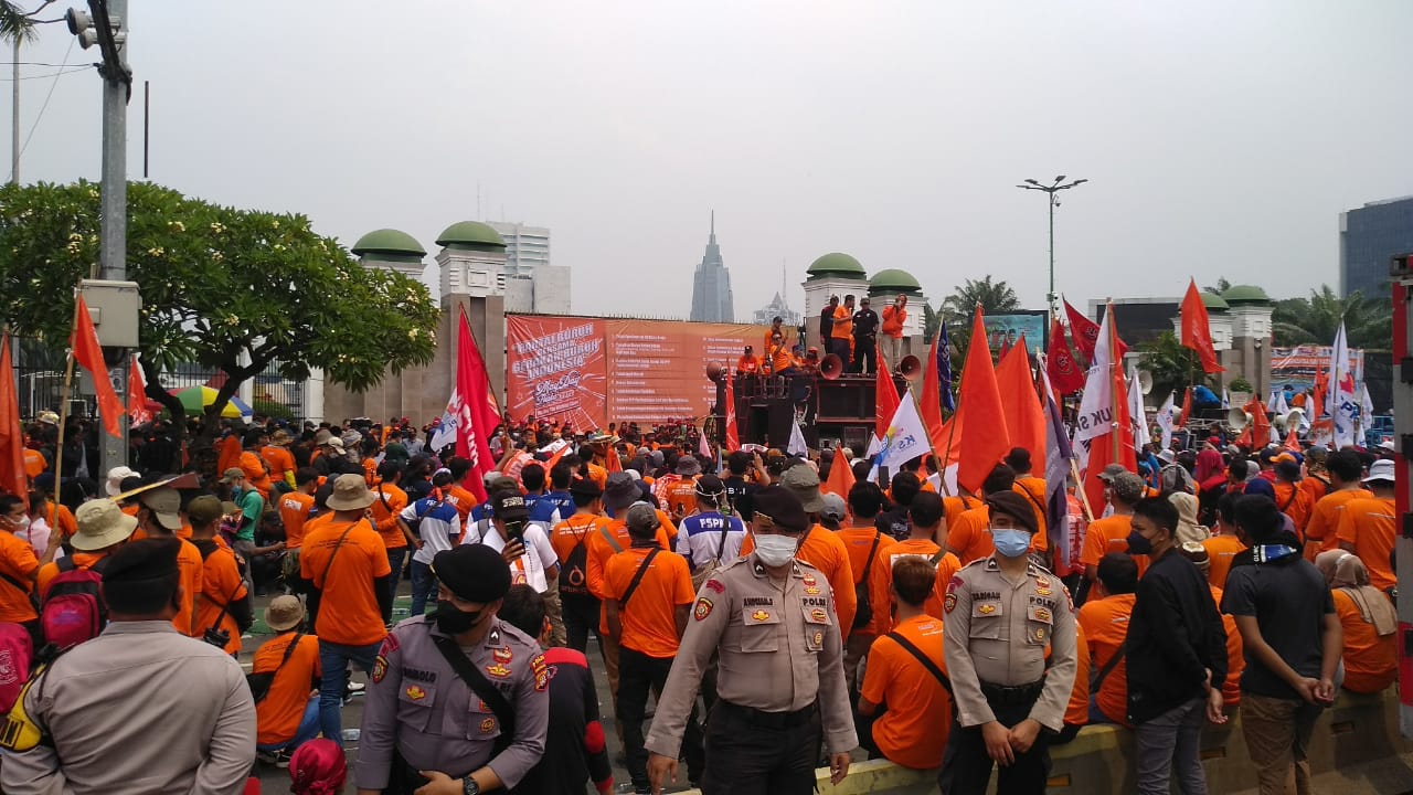 Demo Buruh di Depan DPR Berjalan Kondusif, Arus Lalu Lintas Dialihkan