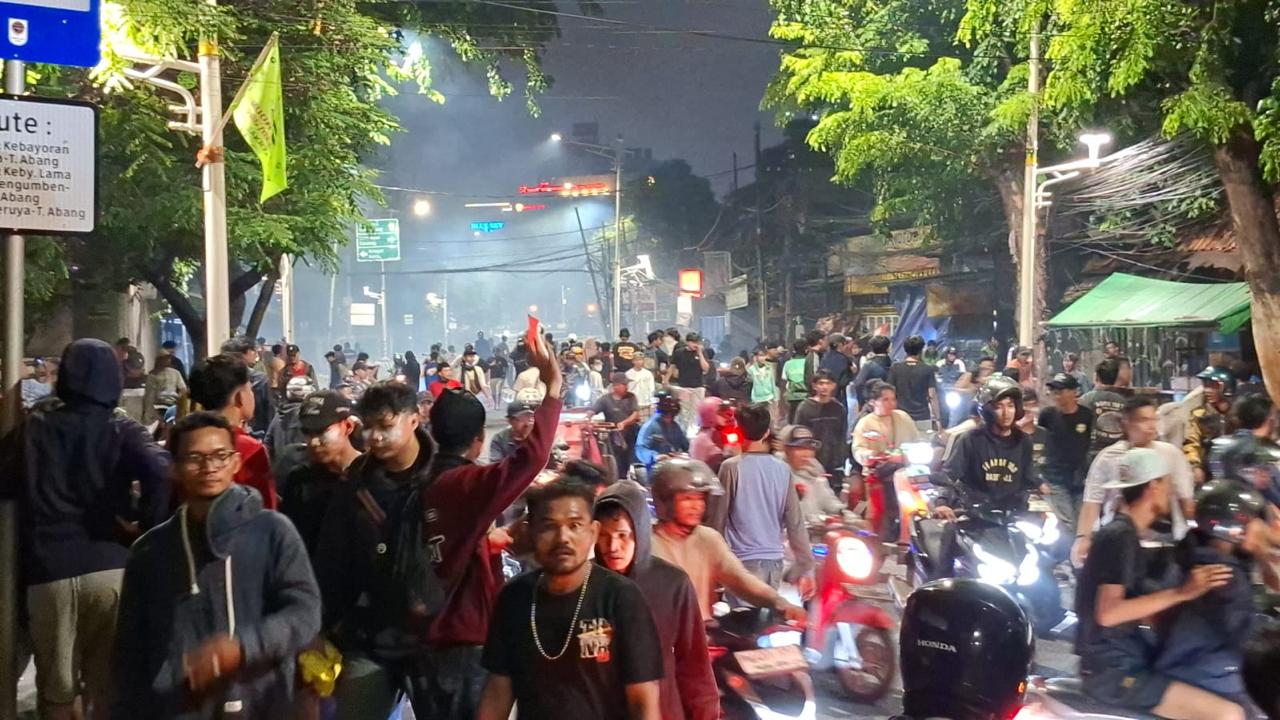 Slipi MERIAH! Kembang Api Meledak, Disusul Gas Air Mata ke Massa Aksi