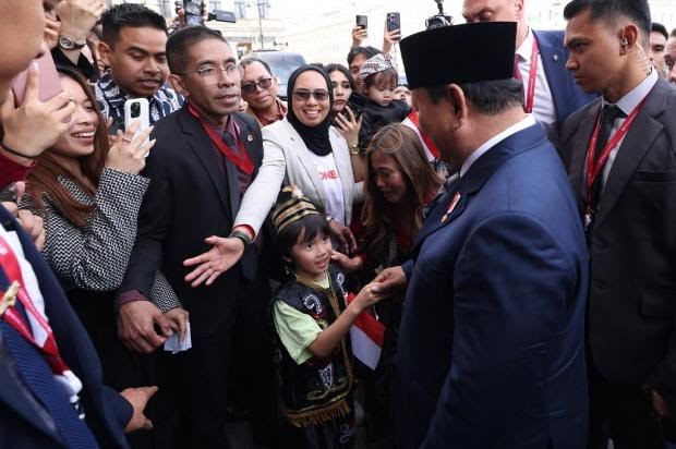 Momen Prabowo 'Ditodong' Belikan Lego oleh Bocah di Rusia: Get This Boy Lego!