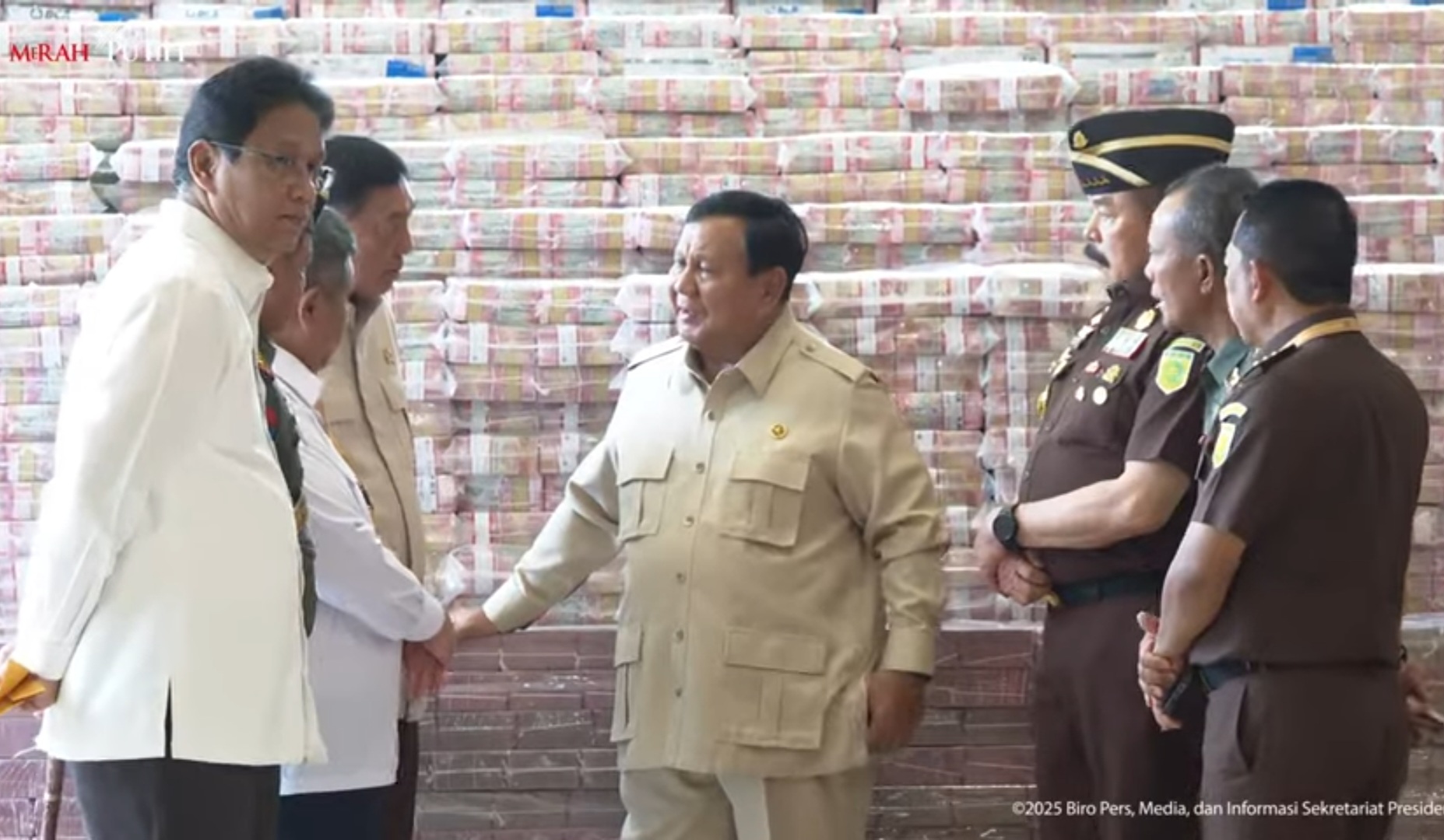 Momen Prabowo Saksikan Uang Hasil Korupsi CPO Senilai Rp13 Triliun