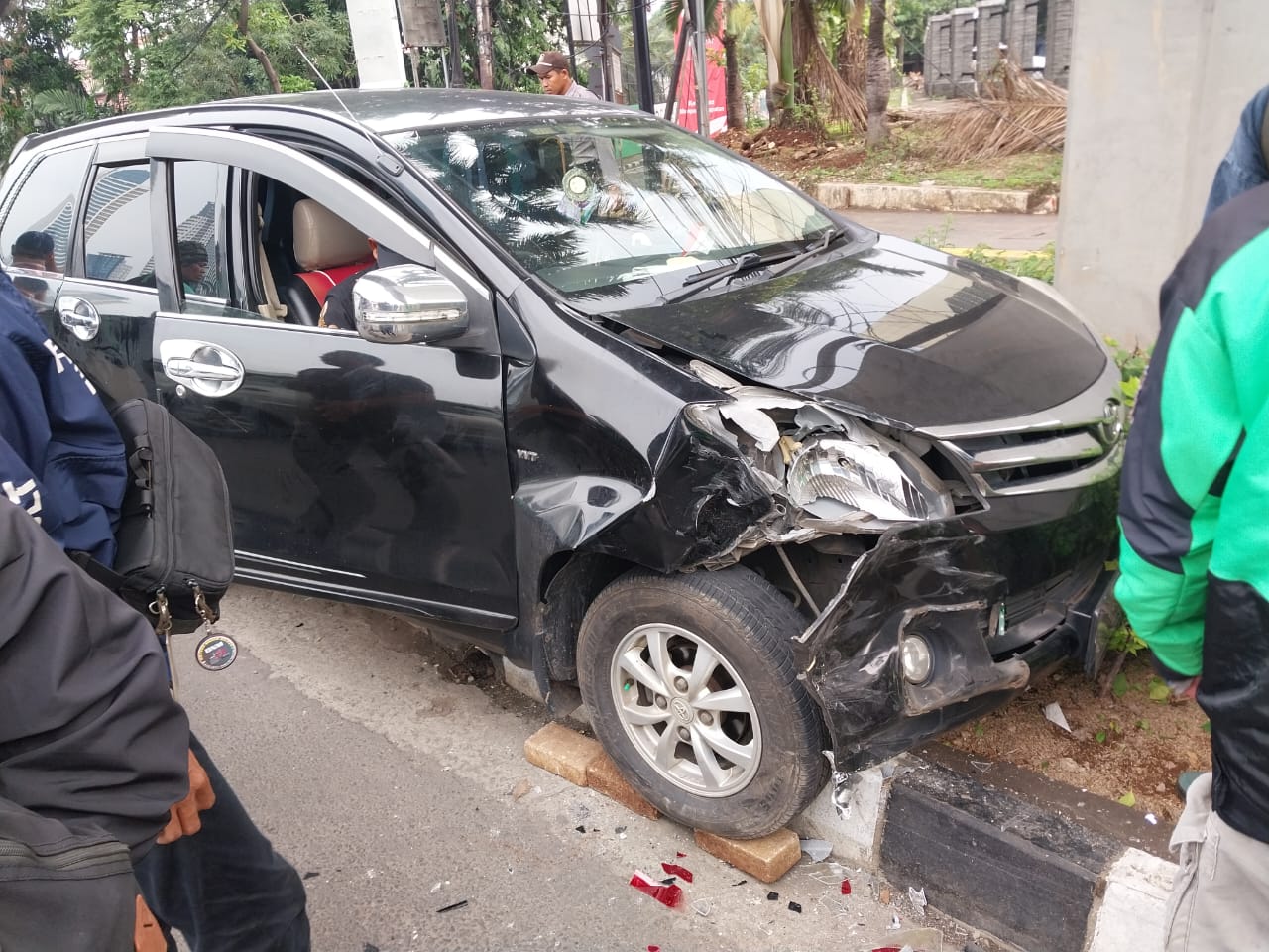 Mobil Avanza Ringsek Hajar Mobil Lain di Tendean, Sang Sopir Ungkap Penyebab Kecelakaan, Ngeri!