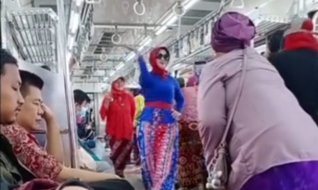 Viral! Emak-Emak Catwalk di Gerbong KRL, Netizen: Kayaknya Pada Pegang Duit Nieh, Boleh Pinjam Seratus!