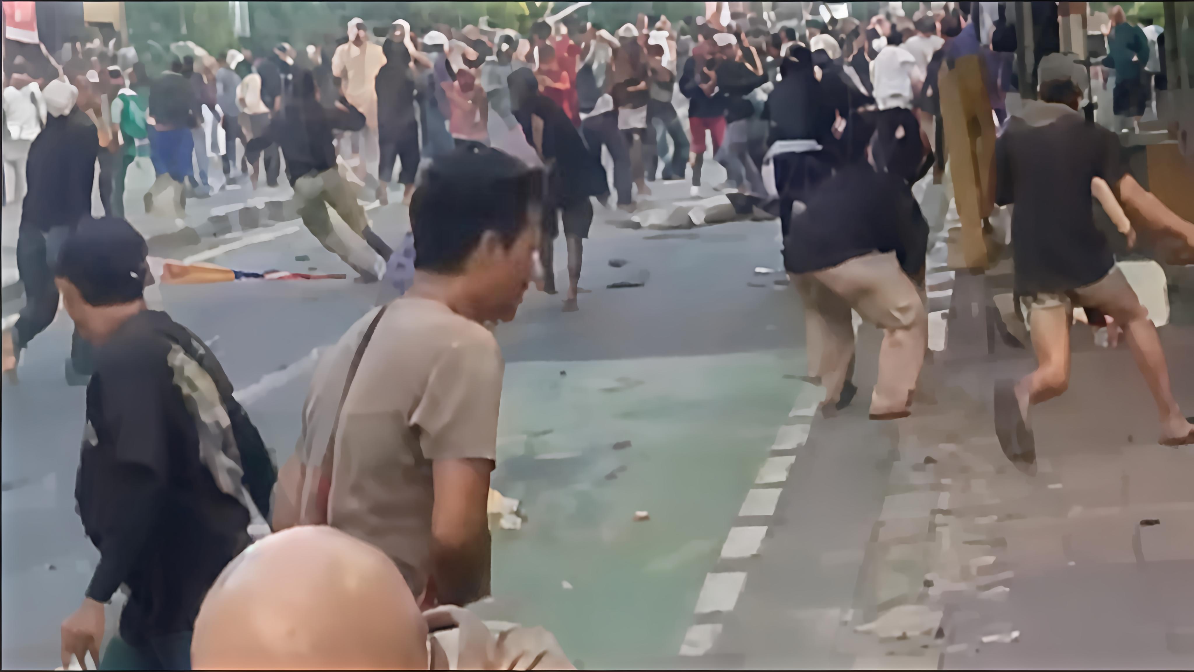 Tawuran Warga Pecah di Menteng Atas Jaksel, 1 Orang Terluka Sambil Diseret!