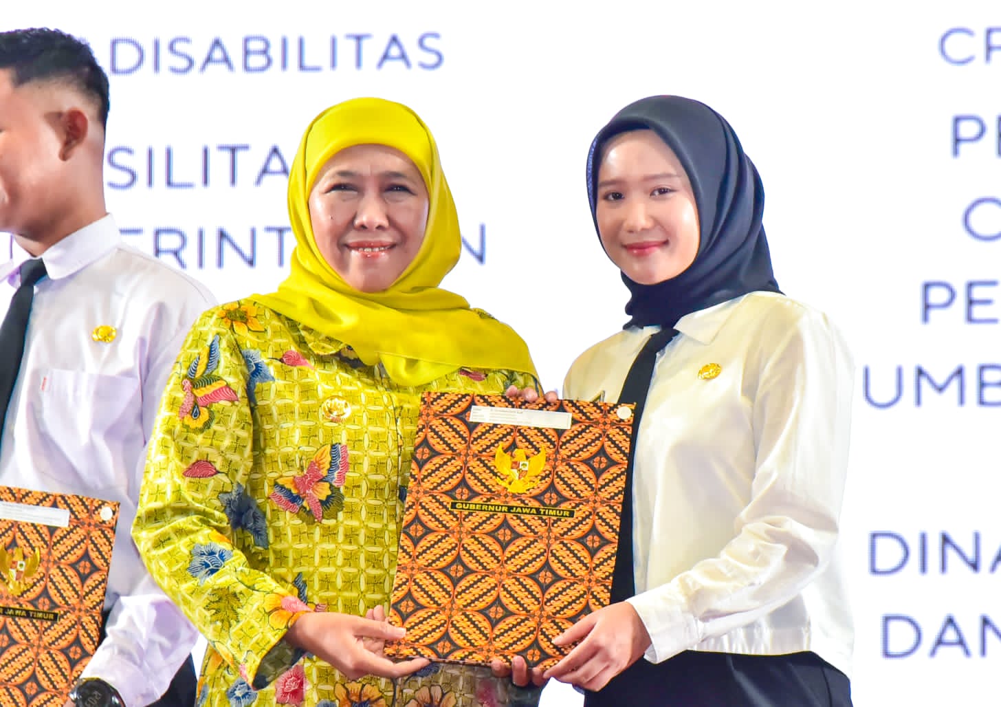 Khofifah Bagikan SK Kepada 4.172 CPNS dan PPPK Pemprov Jatim