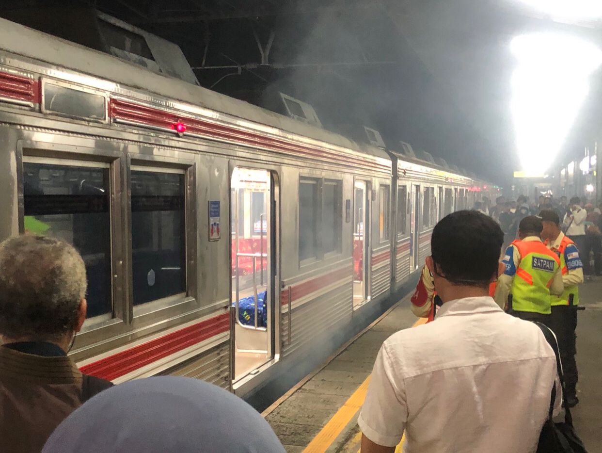 KAI Commuter Ungkap Penyebab Gerbong KRL Keluarkan Asap Putih di Stasiun Pasar Minggu