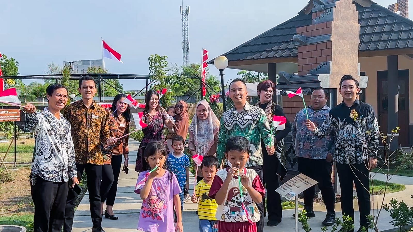 Meriahkan Hut Ke-80 RI, Mercure Surabaya Grand Mirama Gelar Pembagian Bendera, Upacara, dan Karnaval