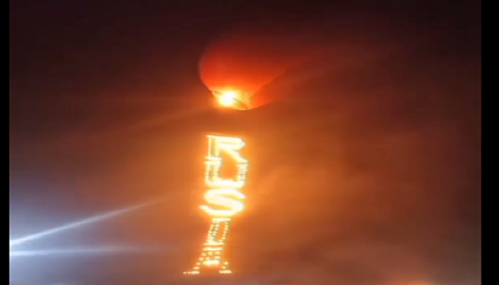 Unik! Warga Madura Terbangkan Balon Api Bertuliskan 'Rusia' di Malam Lebaran