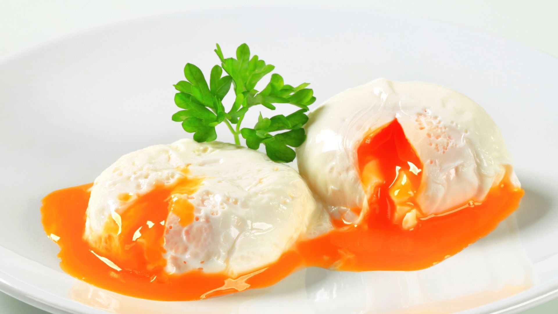 Mengenal Poached Egg: Teknik Memasak, Nilai Gizi, dan Ide Penyajian