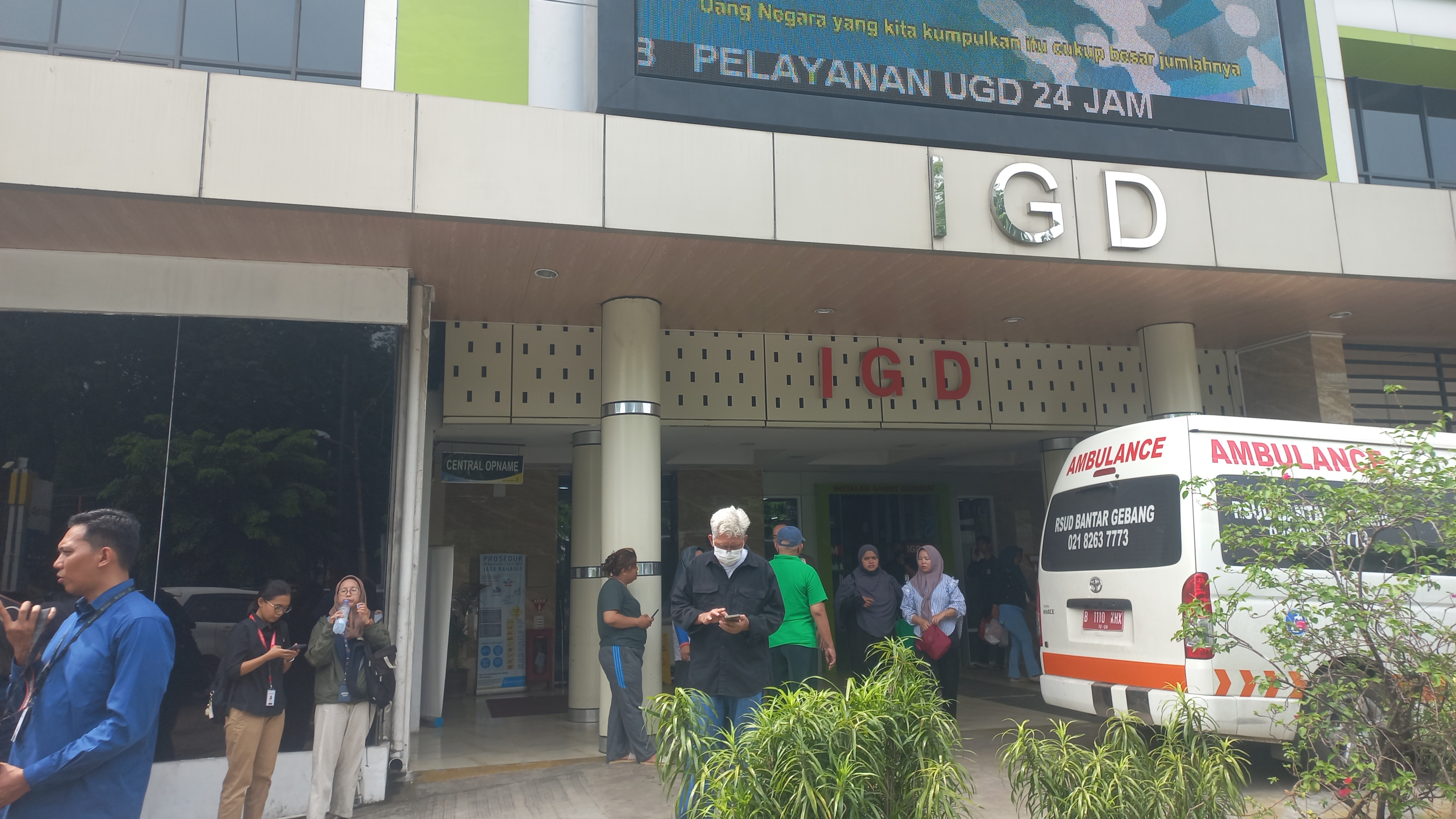 Tangis dan Harap di RSUD Bekasi Pasca Kecelakaan KRL vs Argo Bromo Anggrek, Ini Daftar Korban Sementara