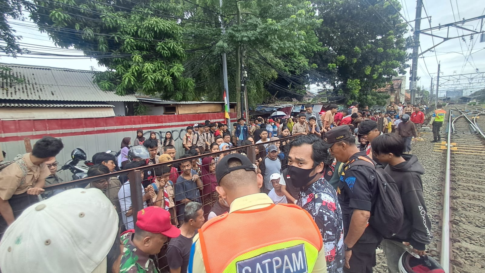 Siswa 15 Tahun Tewas Tertemper Kereta di Perlintasan Tanpa Palang Pintu di Pasar Minggu