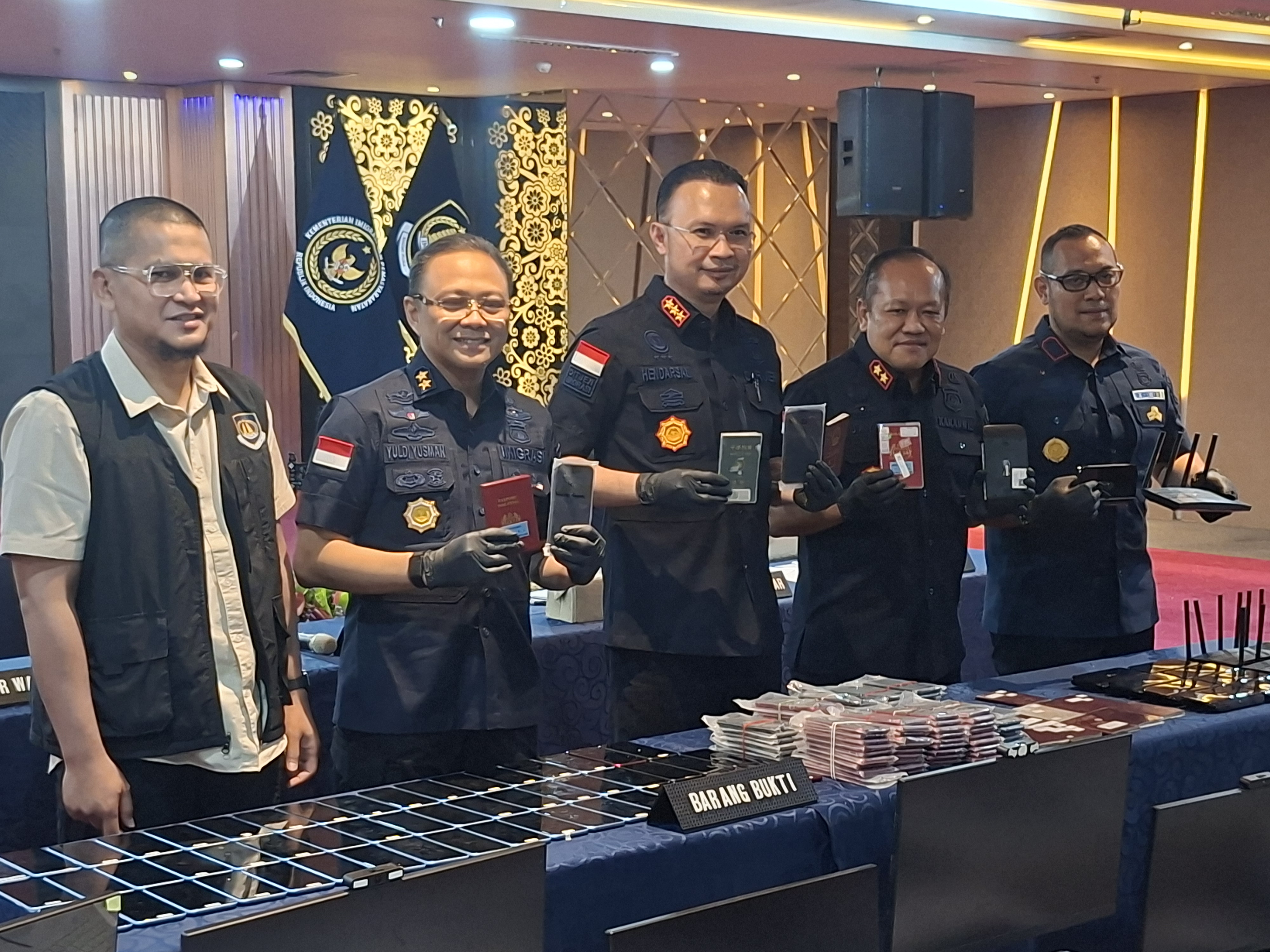 Imigrasi Ciduk 16 WNA Pelaku Love Scam di Sukabumi, Langsung Dideportasi!