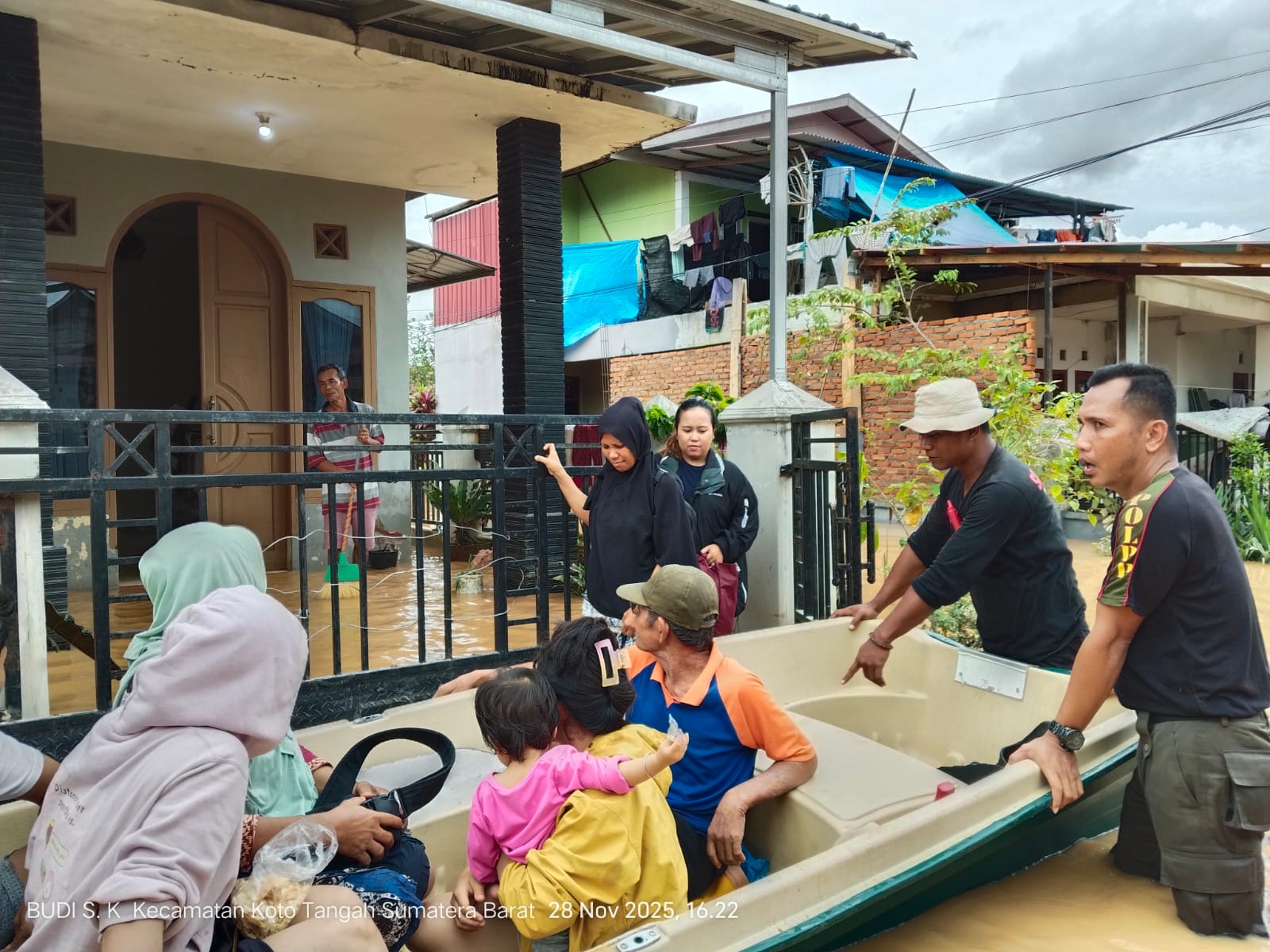 Banjir Besar Lumpuhkan Kota Padang, 3 SD dan 5 Jembatan Rusak Berat