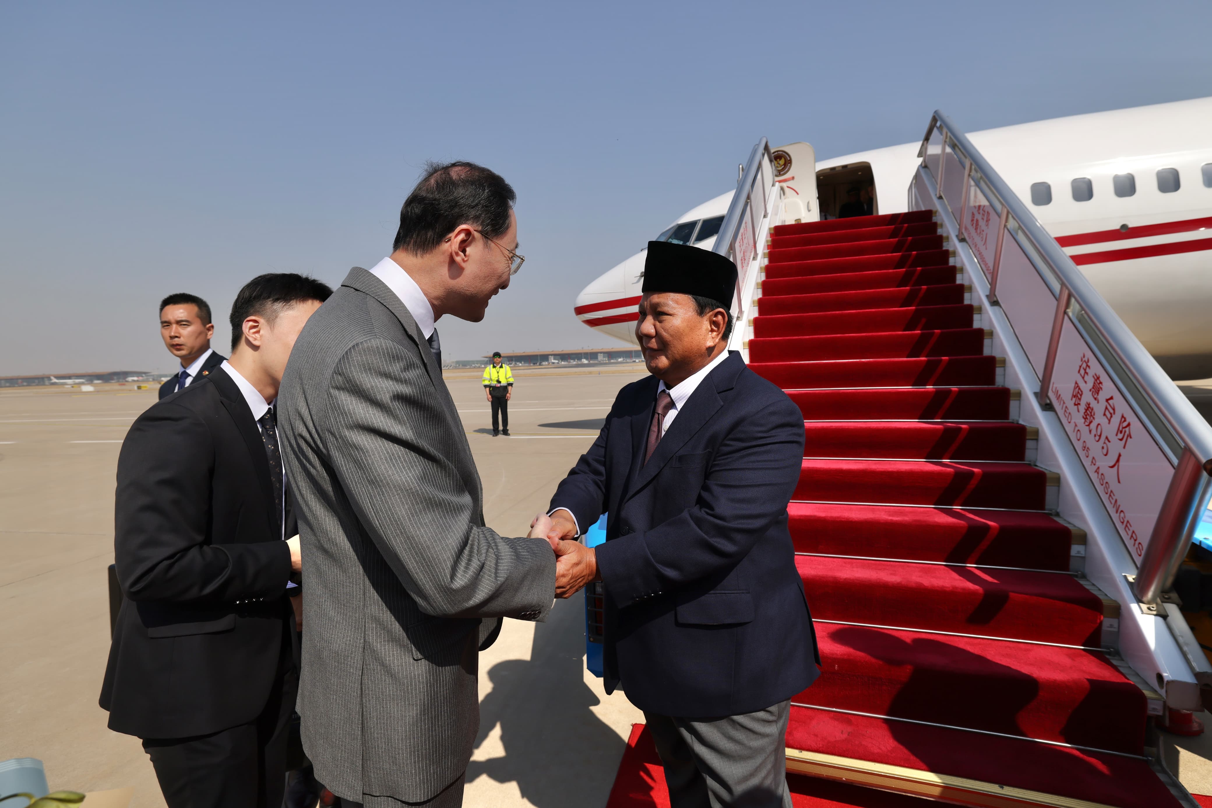 Menhan Prabowo Tiba di Beijing, Disambut Hangat oleh Pejabat Tinggi Tiongkok